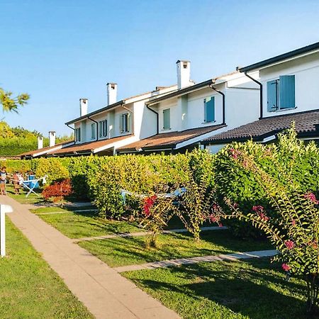 Terraced House In The Ca' Del Pino Holiday Complex With Communal Pool In Bibione Dış mekan fotoğraf