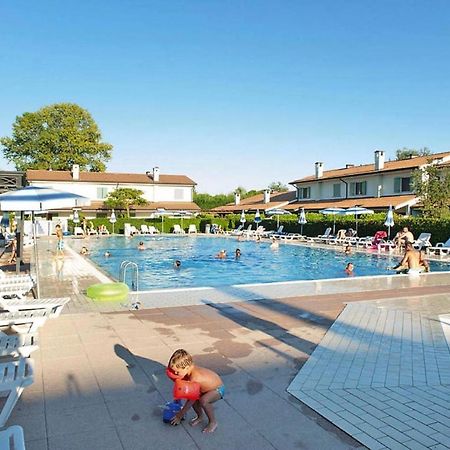 Terraced House In The Ca' Del Pino Holiday Complex With Communal Pool In Bibione Dış mekan fotoğraf