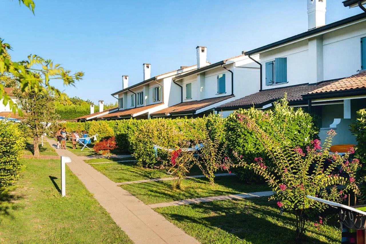 Terraced House In The Ca' Del Pino Holiday Complex With Communal Pool In Bibione Dış mekan fotoğraf