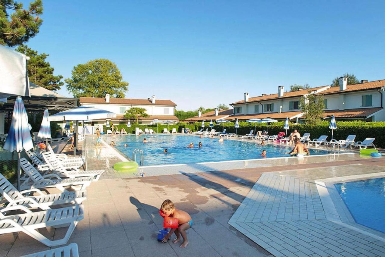 Terraced House In The Ca' Del Pino Holiday Complex With Communal Pool In Bibione Dış mekan fotoğraf