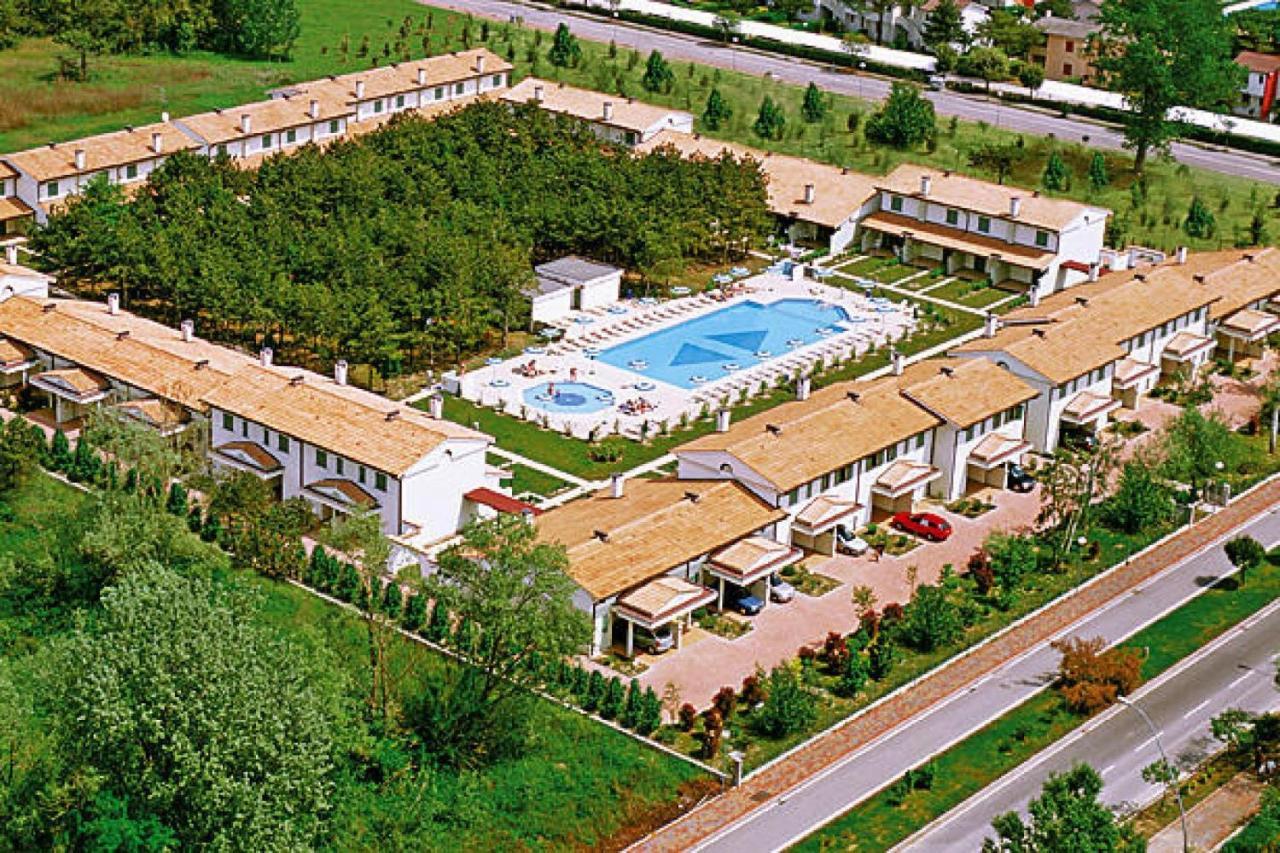 Terraced House In The Ca' Del Pino Holiday Complex With Communal Pool In Bibione Dış mekan fotoğraf