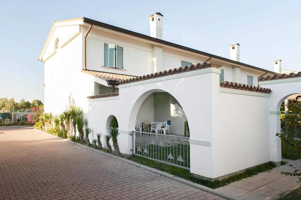 Terraced House In The Ca' Del Pino Holiday Complex With Communal Pool In Bibione Dış mekan fotoğraf
