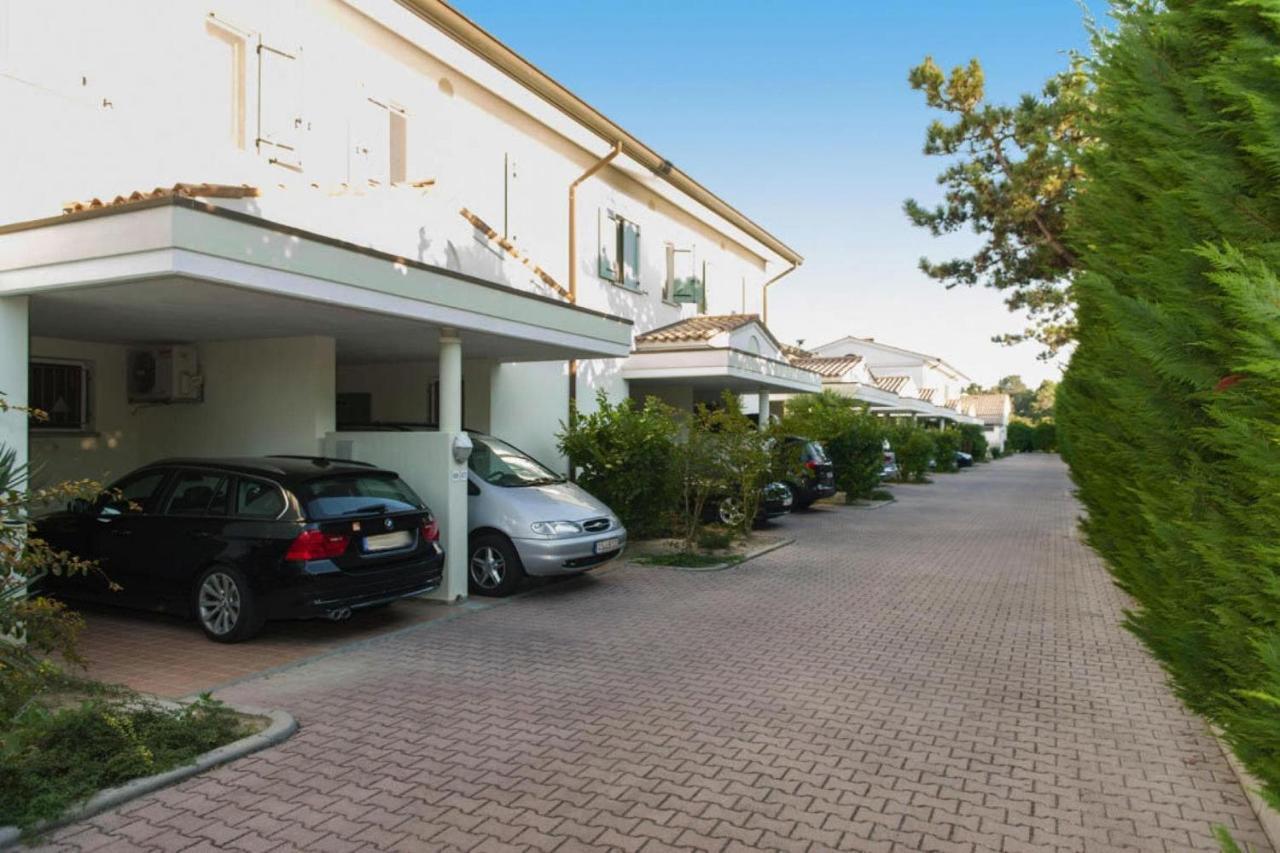 Terraced House In The Ca' Del Pino Holiday Complex With Communal Pool In Bibione Dış mekan fotoğraf